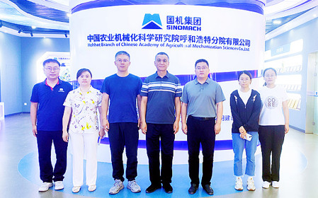 標題：國家牧草產業技術體系崗位科學家何峰一行到呼和浩特分院
調研交流

瀏覽次數：1305
發表時間：2024-07-18